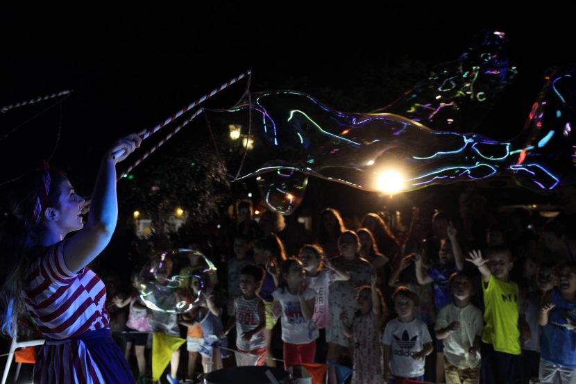 καλοκαιρινό bubble show, bubbles, bubble show athens,, greece, cyprus, αθήνα, ελλάδα, κύπρος, σαπουνόφουσκες, παραστάσεις, summer bubble tour