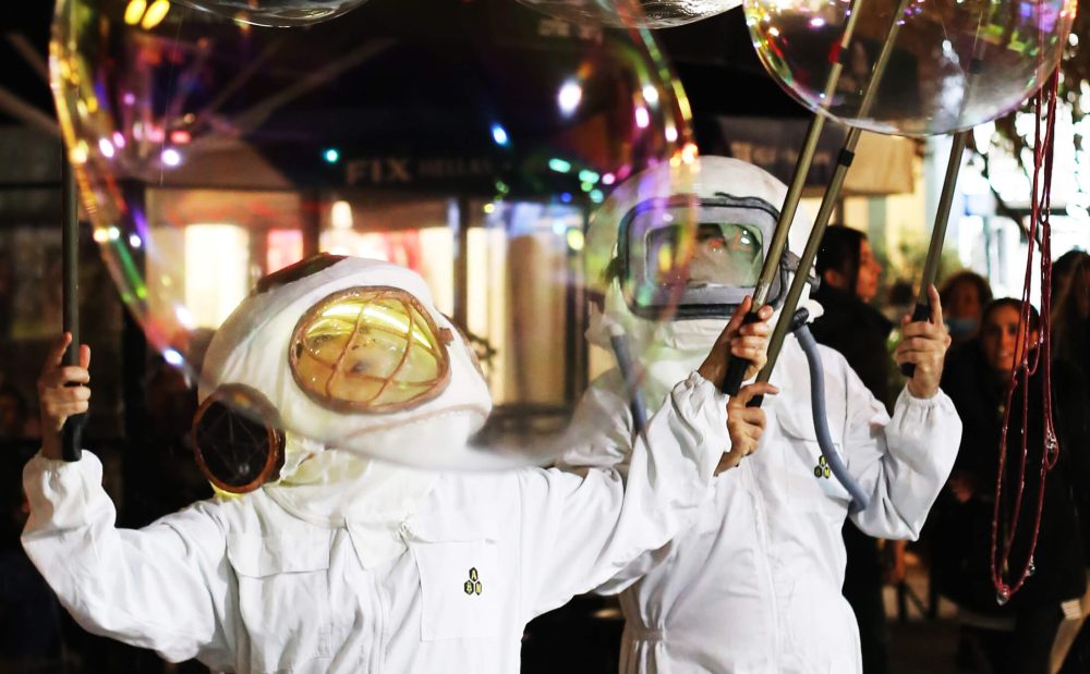 xmas, bubble shows, bubble theatre, fabrica athens, greece, mr and mrs bubble, παραστάσεις με σαπουνόφουσκες, φούσκες, μέσα σε φούσκα